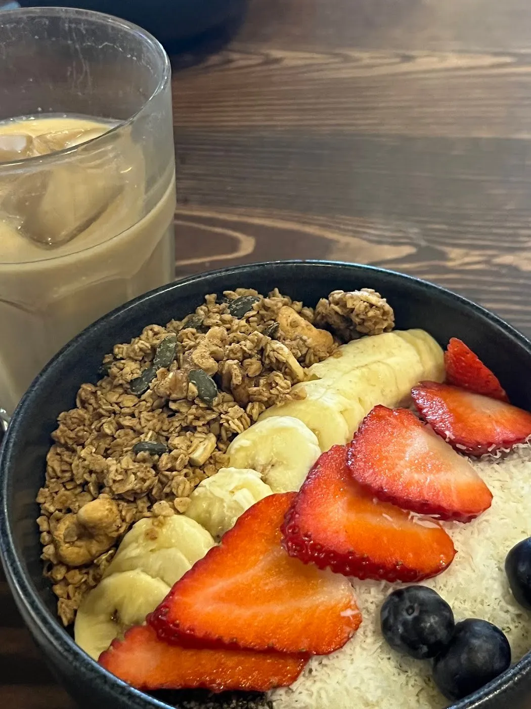 Bol con granola, plátano y fresas